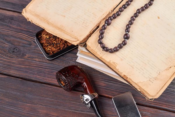 Comment utiliser des accessoires colorés pour dynamiser une tenue de conférence neutre?